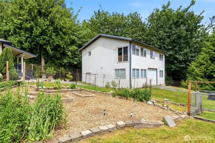 Garden spaces, perfect space near the 2400 sqft shop. Garden spaces, perfect space near the 2400 sqft shop.