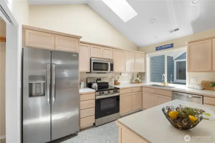 Light washed cabinets keeps everything looking clean. Light washed cabinets keeps everything looking clean.