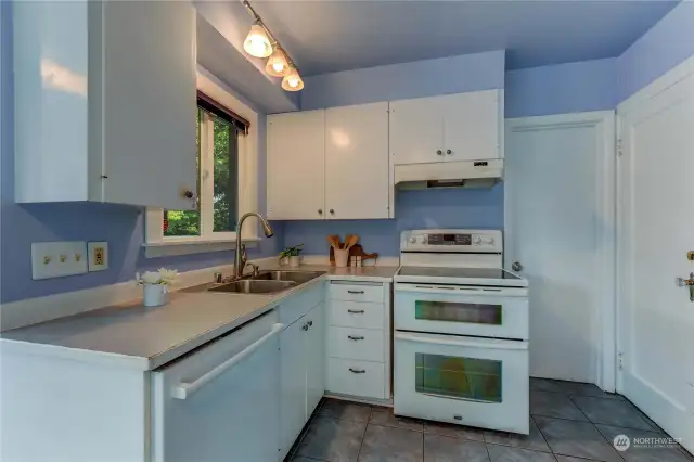 Another view of the light and bright kitchen.