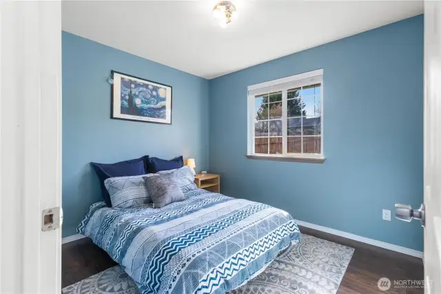Good sized 2nd bedroom.
