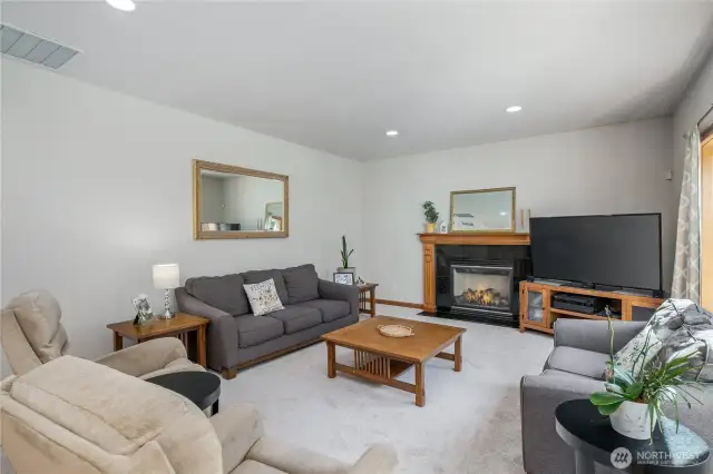 Family room w/gas fireplace