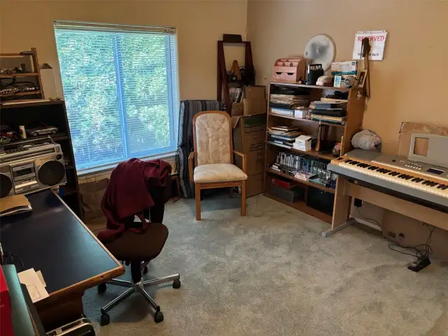 Second guest bedroom.