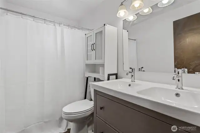 Full hall bathroom upstairs