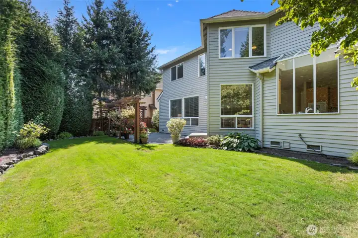 Private backyard (fully-fenced)