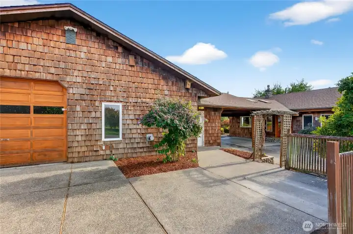 Detached Garage with Living Quarters & Work Space