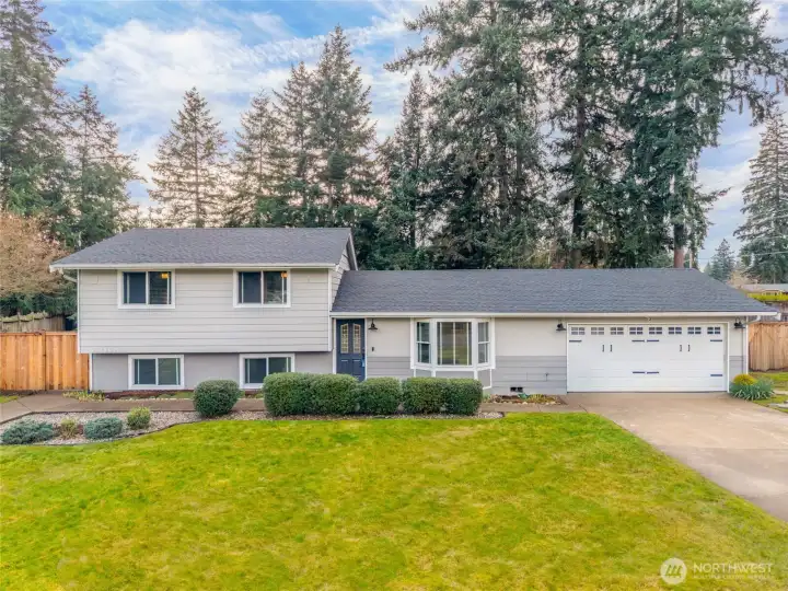 TRI-LEVEL LIVING | This 2,664 sf 3bd/2.5ba home on a generous 1/2 acre lot (.468) provides space inside and out.
