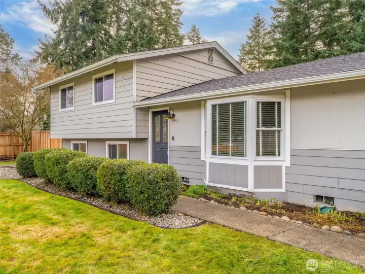 HEDGE FOR PRIVACY | The cute hedge screens the view of packages from the street.