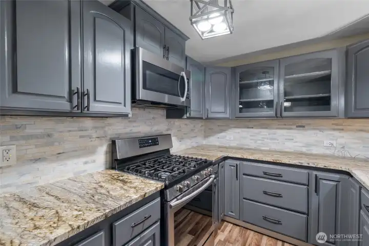 KITCHEN | All appliances stay with the home.