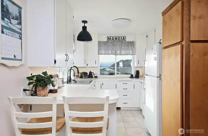 The owner loves to cook and finds this kitchen very efficient, “light and bright,” and