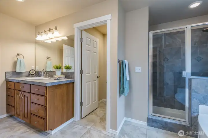 Spacious shower, separate toilet room