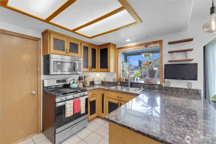 All kitchen appliances stay!