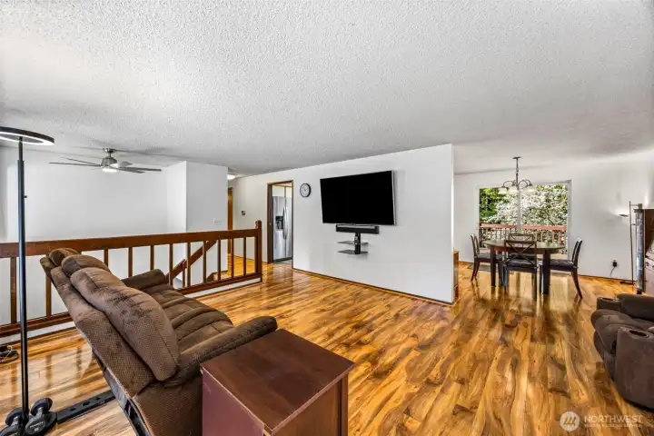 Large living room with plent of natural light