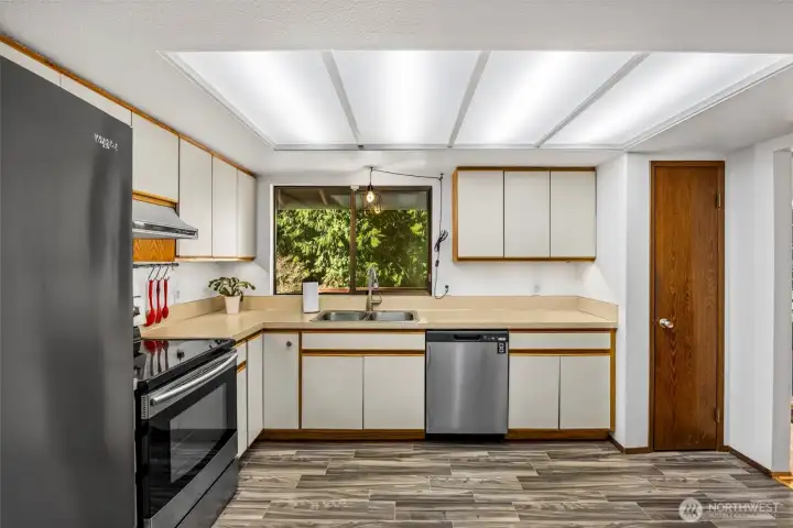 Stainless appliances, pantry storage