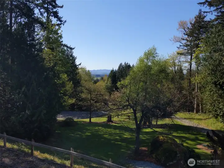 Mountain views over cul-de-sac - end of road
