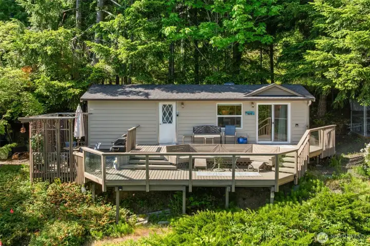 1 bedroom park model with kitchen and full bath.