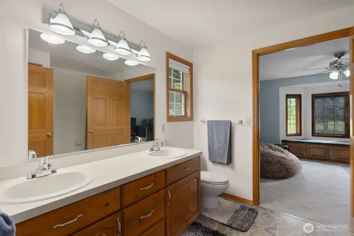 Main Level full bathroom connected to both main level bedrooms.