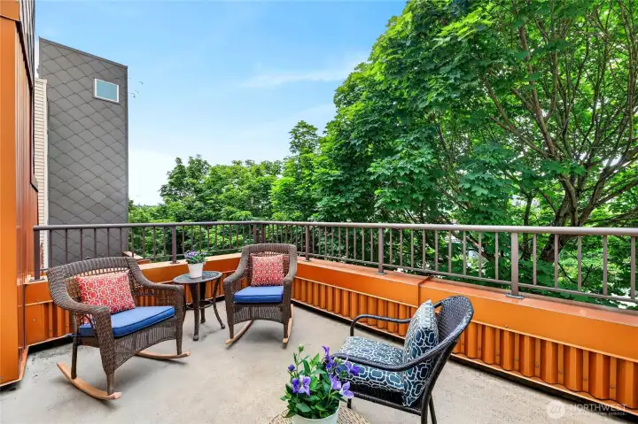 Your private wrap-around expansive deck is even larger than the unit. Perfect for entertaining many friends. Your private wrap-around expansive deck is even larger than the unit. Perfect for entertaining many friends.