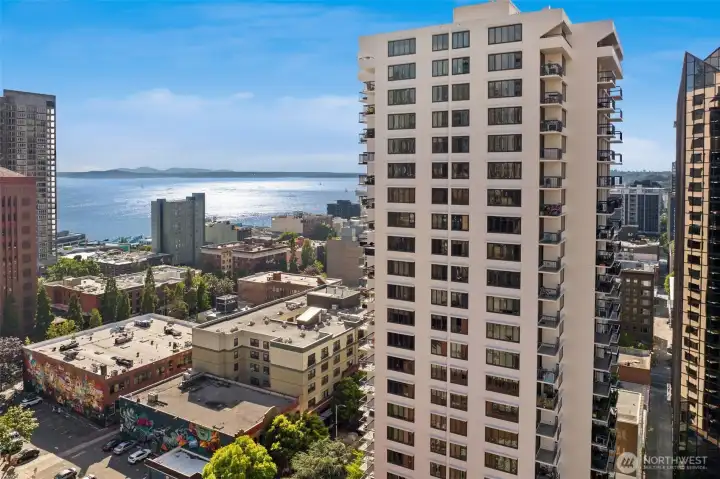 Welcome to The Royal Crest! One of the original steel and concrete high-rises in downtown Seattle.