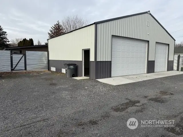 Shop, 2 overhead doors and alley access