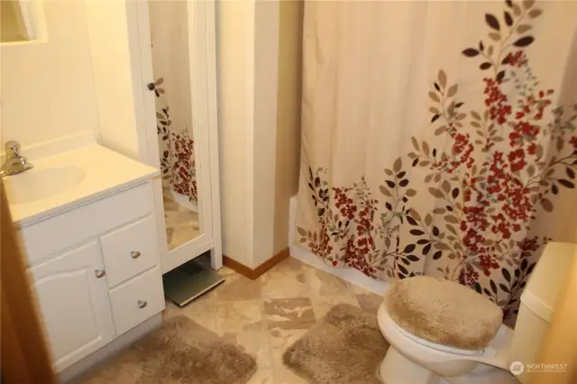 Upstairs full bathroom