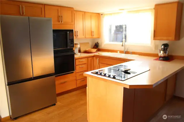 Kirchen comes with all appliances including a New Samsung refridgerator, Nice breakfast bar