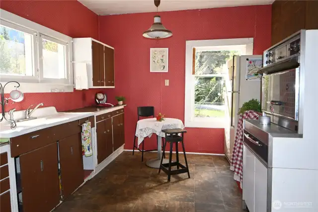 Period sink/drainboard, tall ceilings