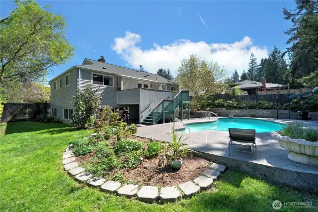 Huge fully fenced private back yard