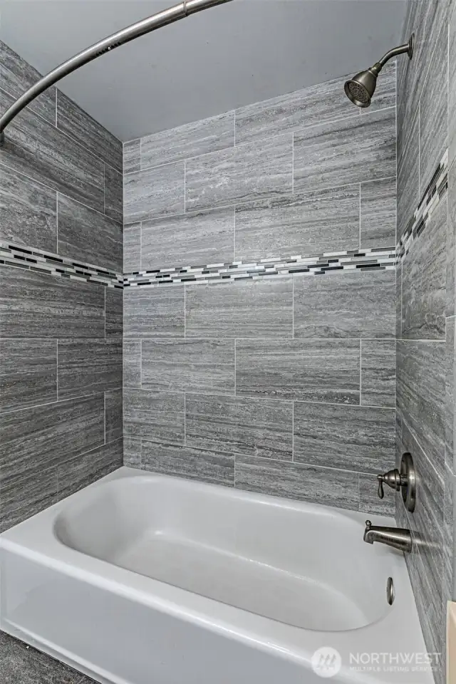 Tub/shower in the primary bath