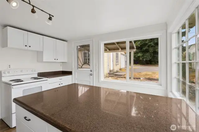 Large Counter in middle of kitchen