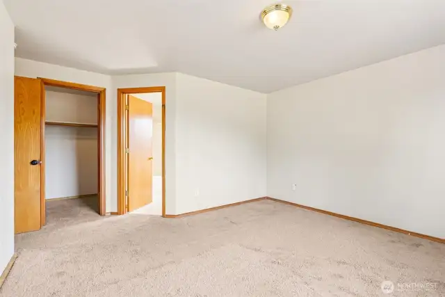 Primary Bedroom w/ Walk-in Closet and Full En-suite Bathroom
