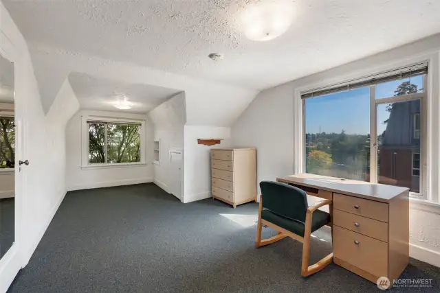 Upper floor bedroom 2