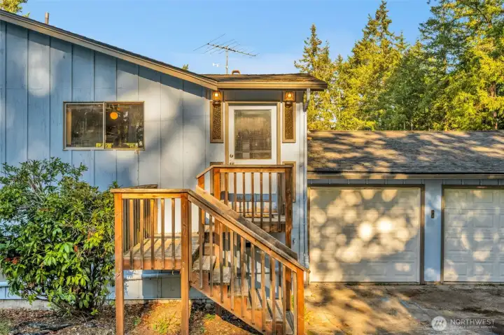 Side entrance is easy access from the driveway