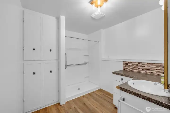 Bathroom accessible from both bedrooms