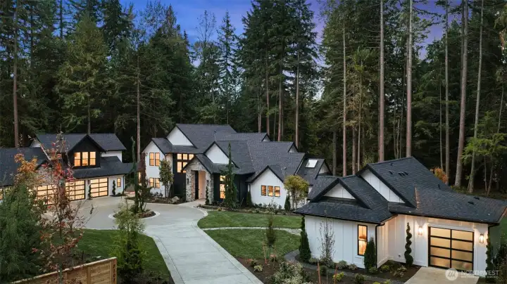 Live where calm and convenience meet. From this exclusive Redmond address, you’re seamlessly connected to the heart of Bellevue and Seattle’s dining, design, and boutique shopping scenes. Close proximity to the Microsoft Main Campus, SpaceX, and Starlink create quick, effortless commutes to work and innovation.