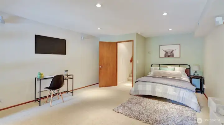 Downstairs guest room #2