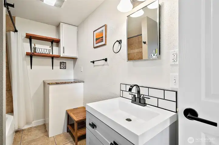 Great sized full bathroom!