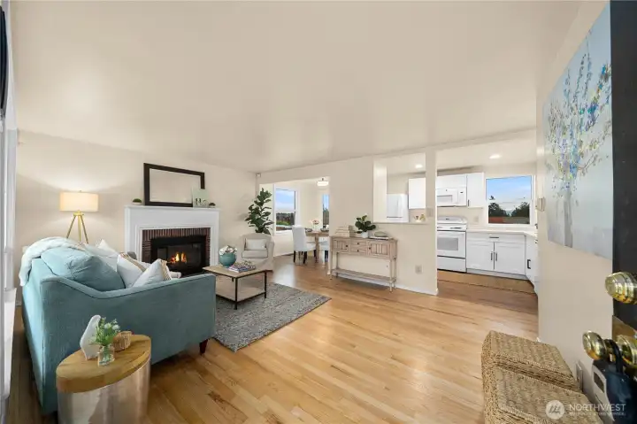 Circular floor plan from the living room and dining room to the kitchen.