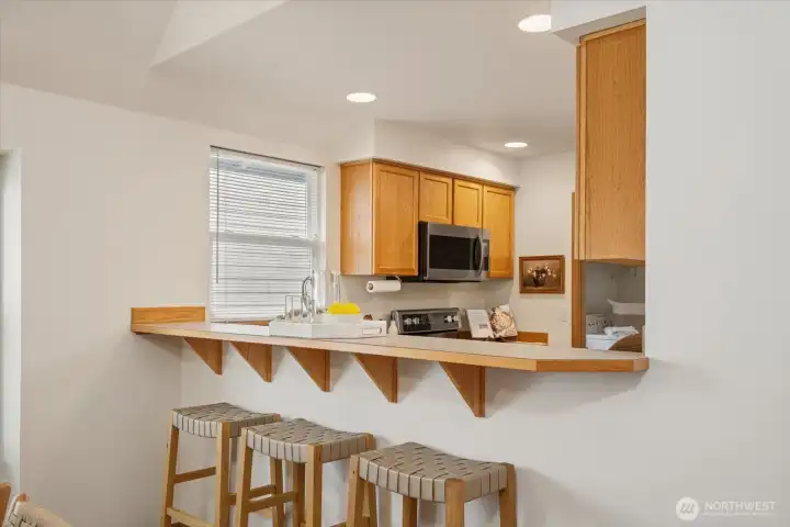 A functional breakfast bar offers additional seating, perfect for morning coffee or casual meals.