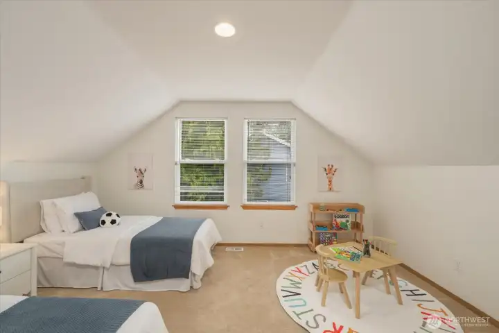 Bright bedroom with generous proportions, ideal for a variety of uses.