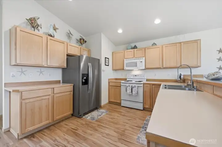 Another angle of this wonderful kitchen~