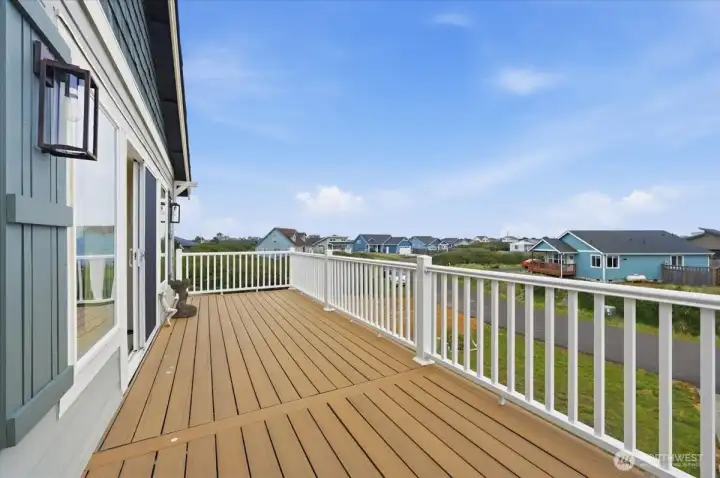 Enjoy your morning coffee, afternoon tea and entertain with friends here!