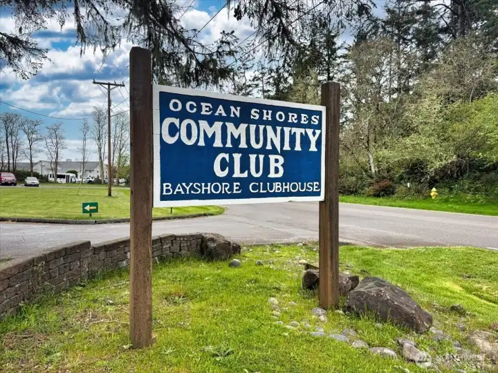Come see all the fun things you can do in the community club-Indoor Pool, Hot Tub, Saunas, Indoor Basketball Court, Fitness Room, Game Room, Meeting Room, Reading Room, and Playground!    9-Hole Disc Golf Course,    Playground,