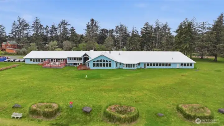 Indoor Pool, Hot Tub, Saunas, Indoor Basketball Court, Fitness Room, Game Room, Meeting Room, Reading Room, Playground, 9-Hole Disc Golf Course, and Playground