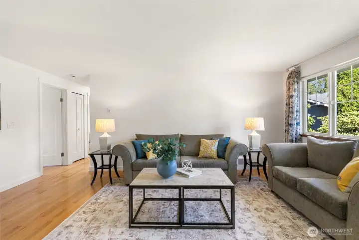 Large living room great for entertaining