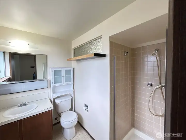 Primary 3/4 bath