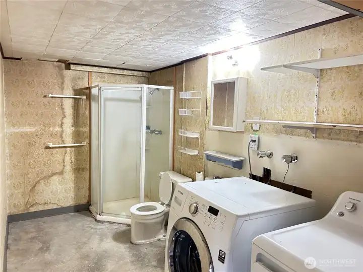 Lower level 3/4 bath w/laundry