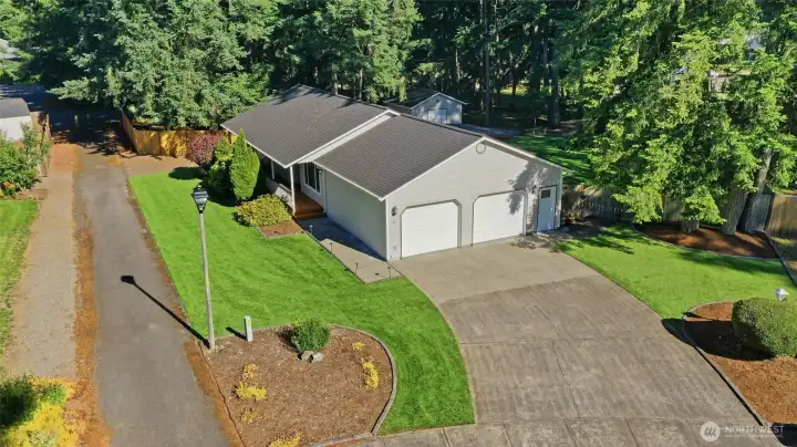 Lovely 3 bed 1 3/4 bath Rambler- in the quiet outskirts of Rainier- 10 miles from Lacey Yelm Highway.
