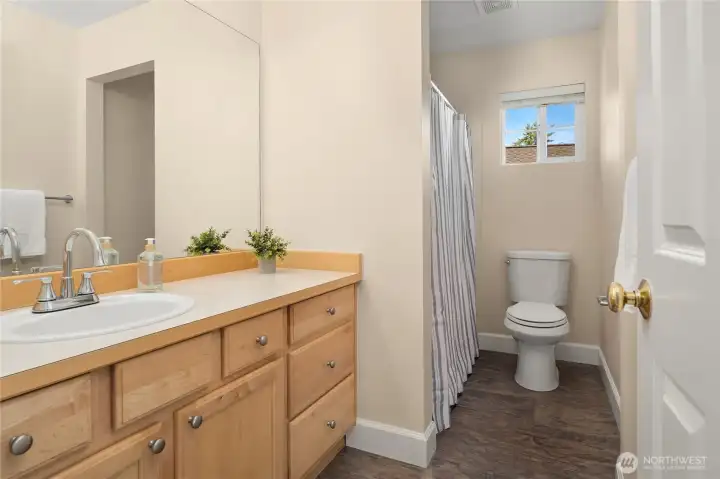Upstairs full bathroom.