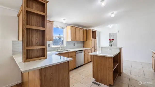 Flow from the dining area to the spacious kitchen!