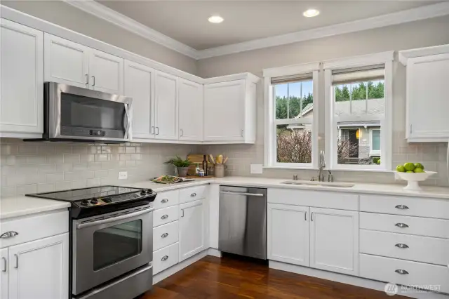 Clean and classic palette will never go out of style! Notic the beautiful trim and crown!